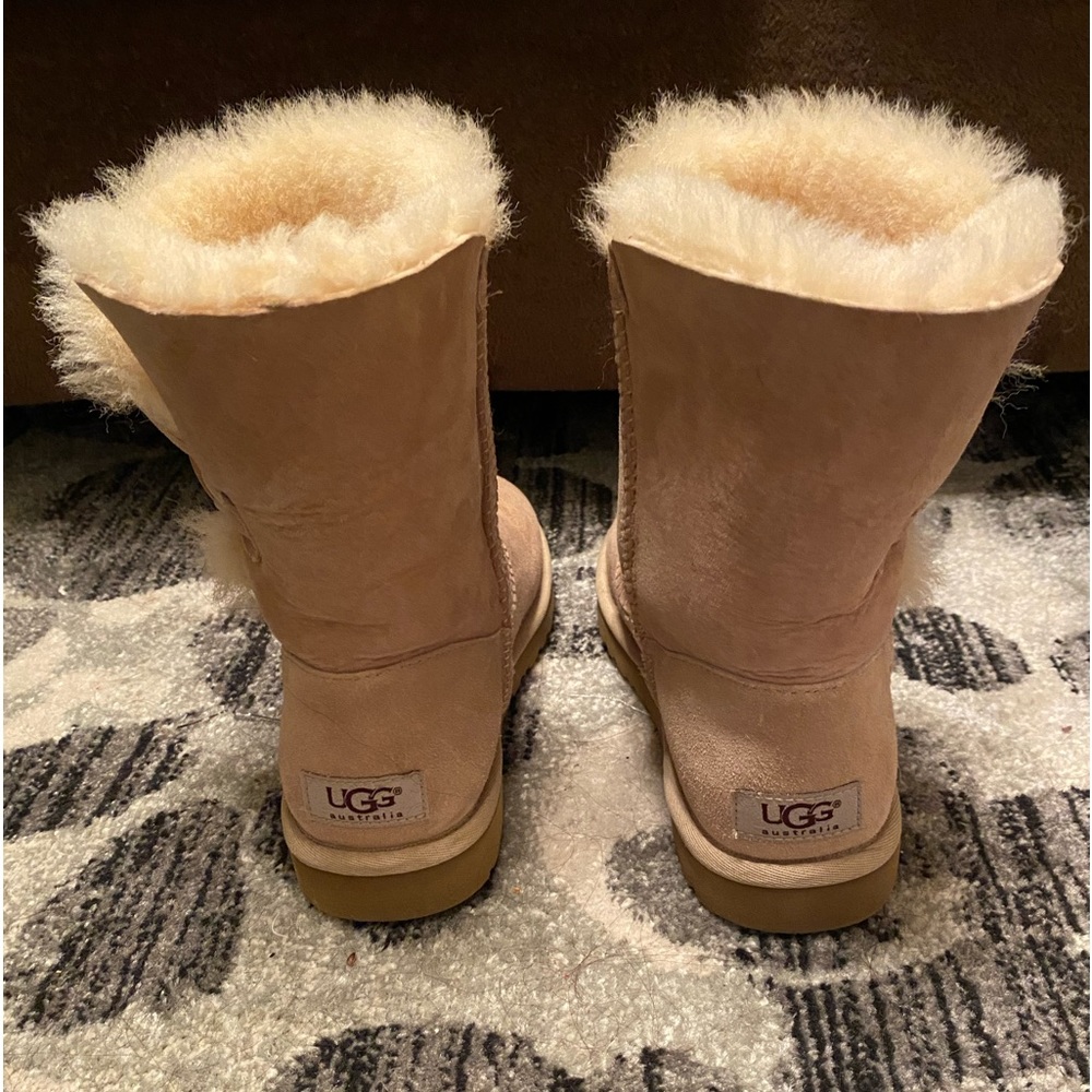 Women’s size 6, 8 inch tall,light tan UGG boots